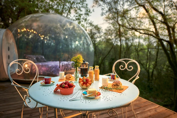 Le petit déjeuner sur la terrasse de la bulle Pégase