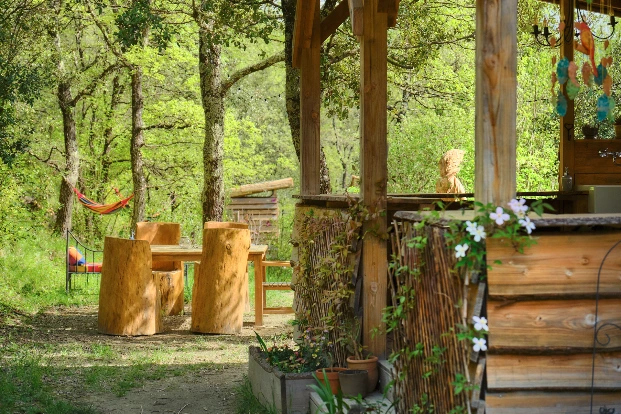 Table sous les chênes au Mas du Bois Barbeau