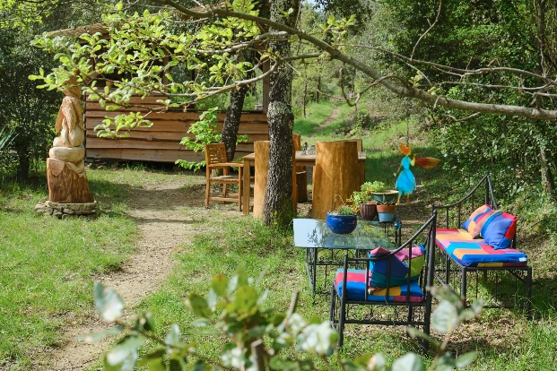 espace chill sous les arbres au Mas du Bois Barbeau