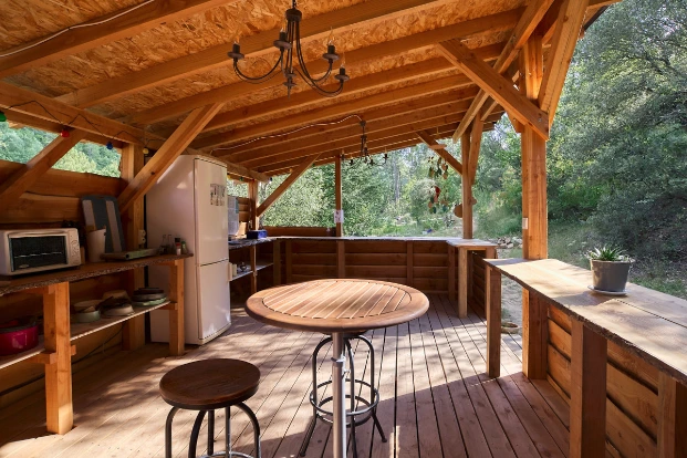 mange debout cusine d'été au Mas du Bois Barbeau